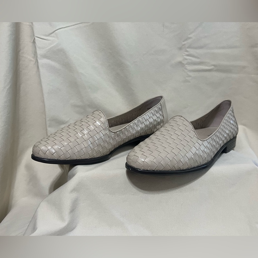 Trotters Liz Loafer, size 9, color - Cream. Worn once